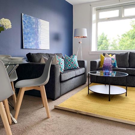 Modern And Vibrantly Designed Apartment Motherwell Kültér fotó