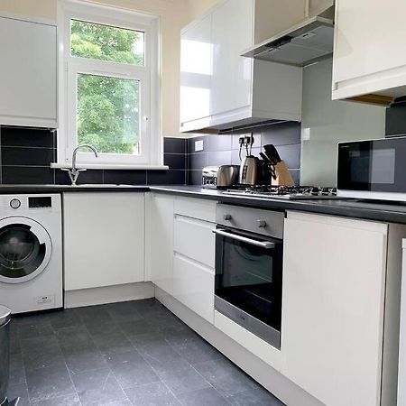 Modern And Vibrantly Designed Apartment Motherwell Kültér fotó