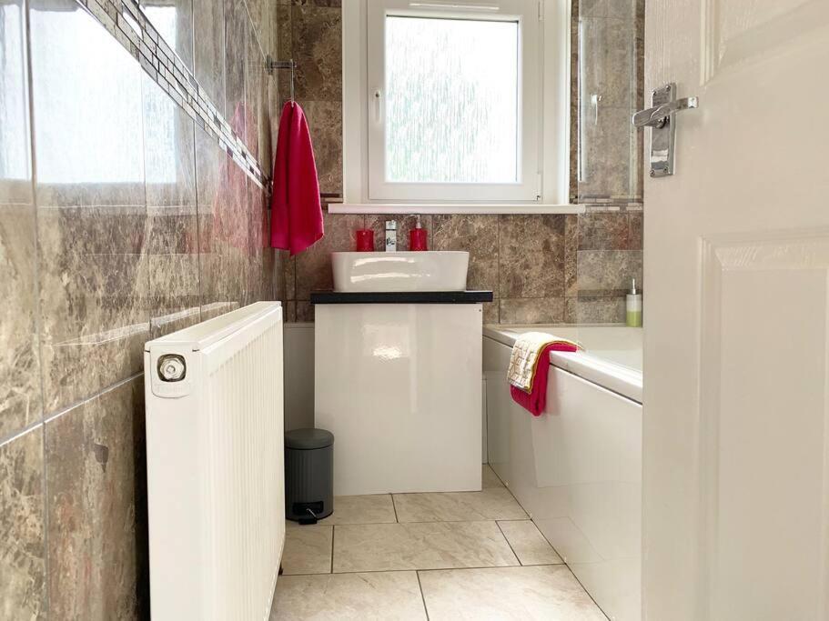 Modern And Vibrantly Designed Apartment Motherwell Kültér fotó