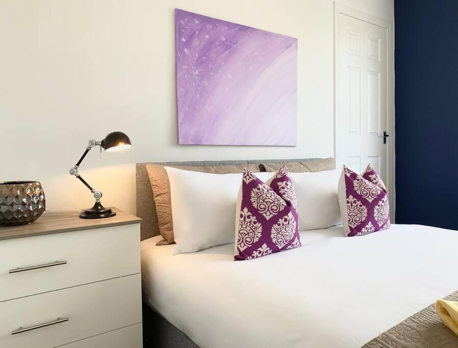Modern And Vibrantly Designed Apartment Motherwell Kültér fotó
