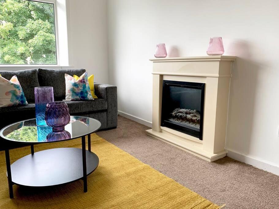 Modern And Vibrantly Designed Apartment Motherwell Kültér fotó