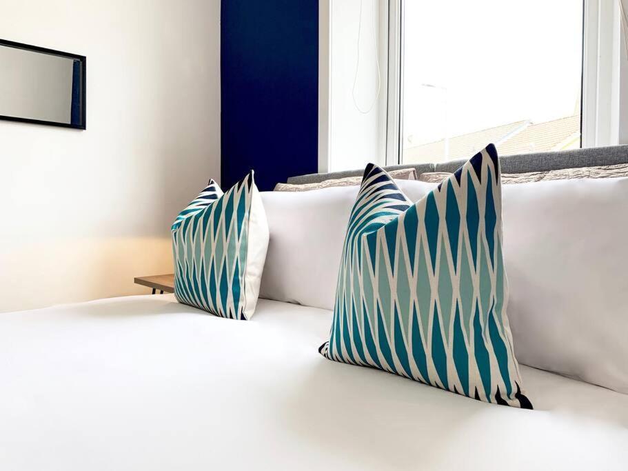 Modern And Vibrantly Designed Apartment Motherwell Kültér fotó