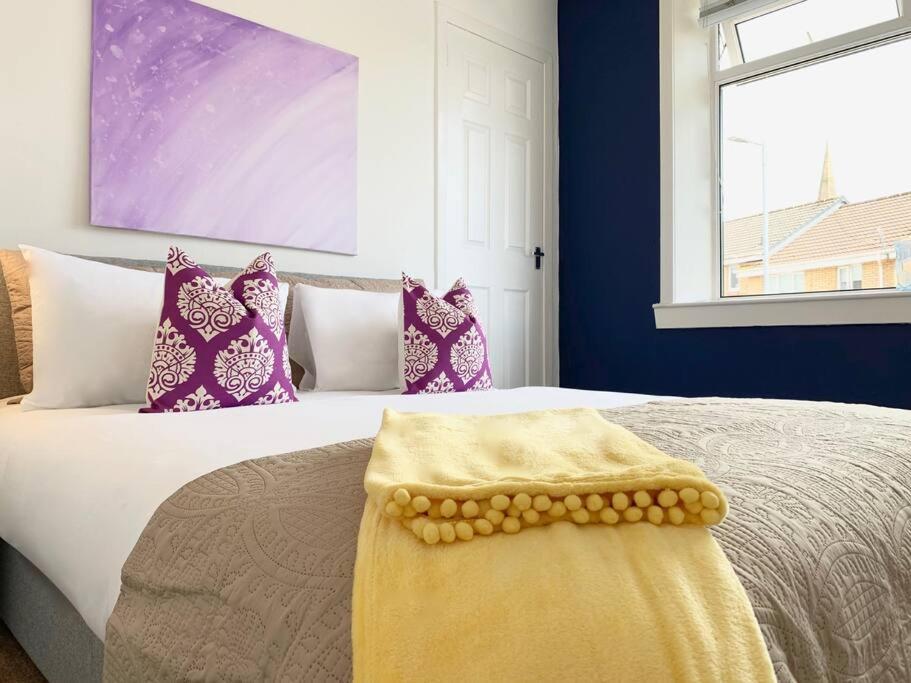 Modern And Vibrantly Designed Apartment Motherwell Kültér fotó